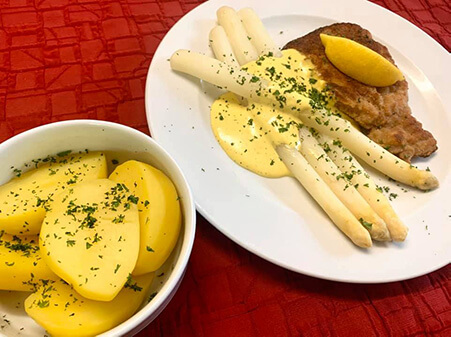 Restaurant in Düren: Spargel mit Lummerschnitzel und Salzkartoffeln