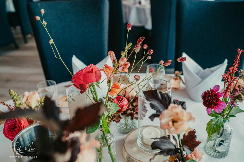 Bunte Blumen auf Tisch für Hochzeitsfeier im Roten Einhorn Düren